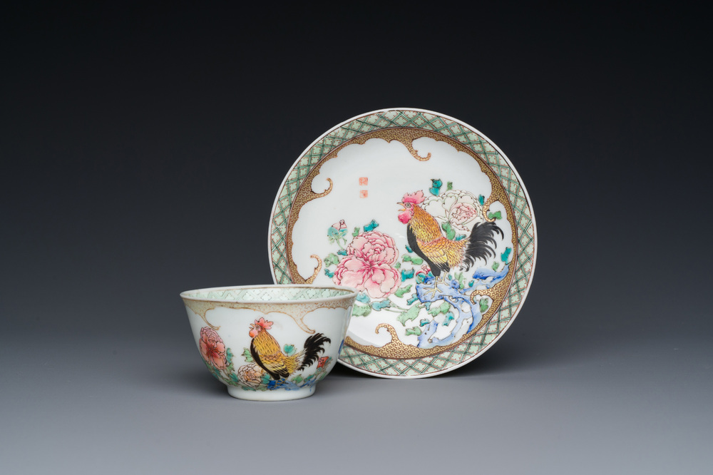 Een zeldzame Chinese famille rose 'hanen' kop en schotel met Baiyun Shanren 白雲山人 zegelmerk, Yongzheng