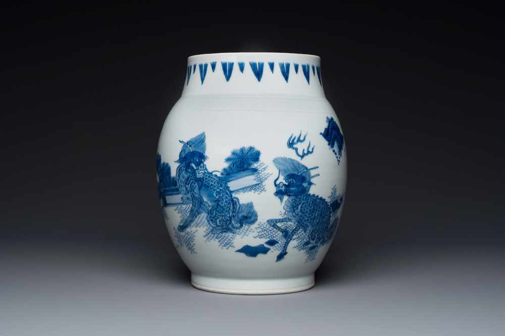 Een Chinese blauw-witte vaas met kylins, Transitie periode