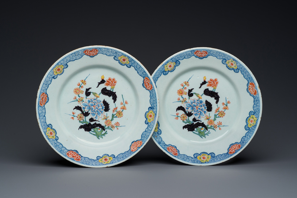 Een paar polychrome Delftse borden met floraal chinoiserie decor met zwarte accenten, 18e eeuw