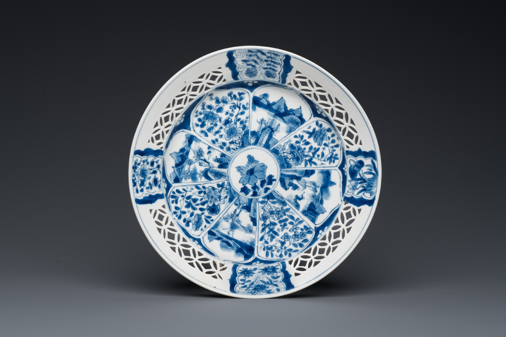 Een Chinees blauw-wit bord met opengewerkte rand, Kangxi