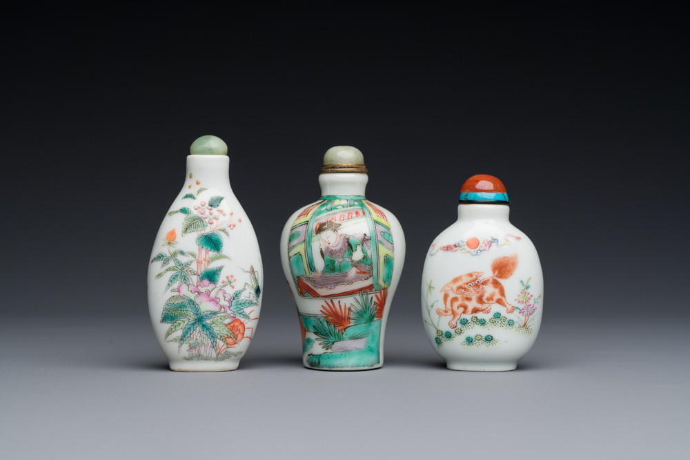 Drie Chinese famille rose en verte snuifflessen, 19e eeuw