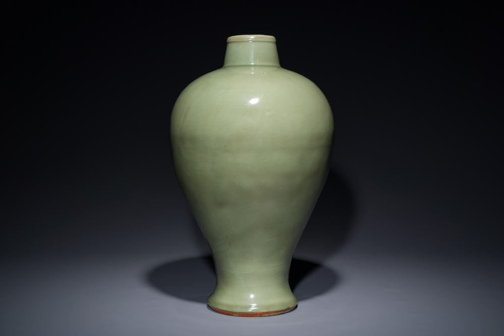 Vase de type 'meiping' en porcelaine de Chine c&eacute;ladon de Longquan, Ming
