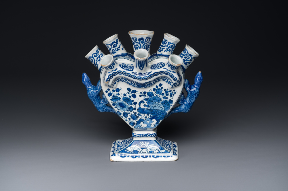 Tulipi&egrave;re en fa&iuml;ence de Delft en bleu et blanc &agrave; d&eacute;cor de paons dans un jardin, 17/18&egrave;me