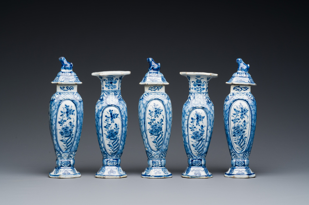Petite garniture de cinq vases en fa&iuml;ence de Delft en bleu et blanc, 18&egrave;me