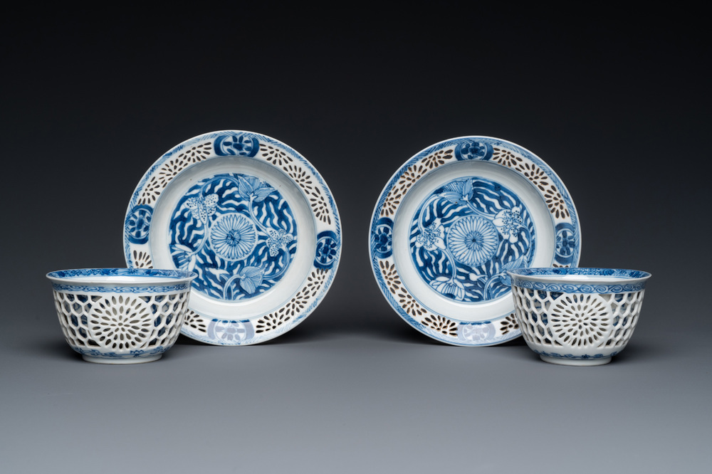 Paire de tasses et soucoupes ajour&eacute;es et &agrave; double parois en porcelaine de Chine en bleu et blanc, Kangxi