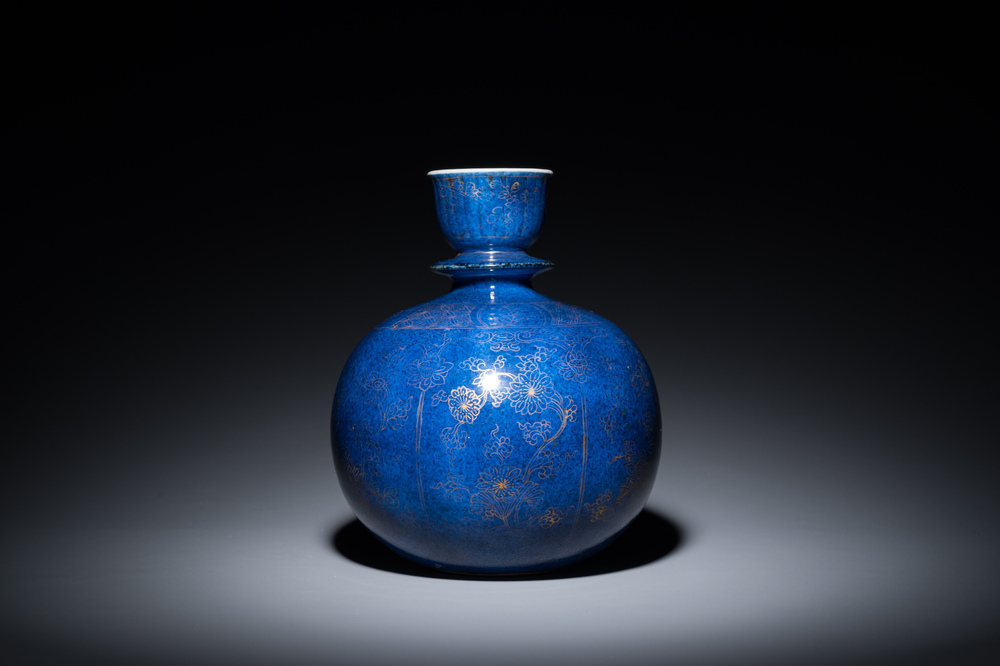 Base de narguil&eacute; en porcelaine de Chine en bleu poudr&eacute; &agrave; d&eacute;cor dor&eacute; de rinceaux de lotus, Kangxi
