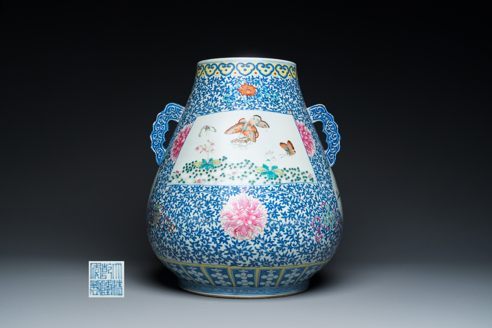 Grand vase de forme 'hu' en porcelaine de Chine doucai-rose &agrave; d&eacute;cor de papillons et d'oiseaux, marque et &eacute;poque de Qianlong