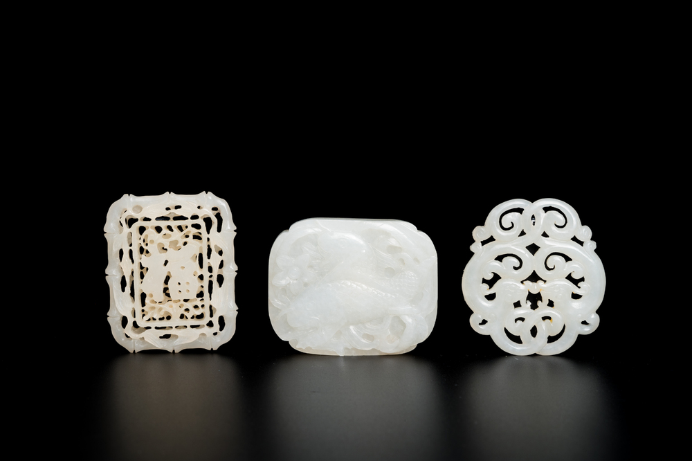 Deux plaques ajour&eacute;es et une plaque de sceptre ruyi en jade blanc, Chine, Qing