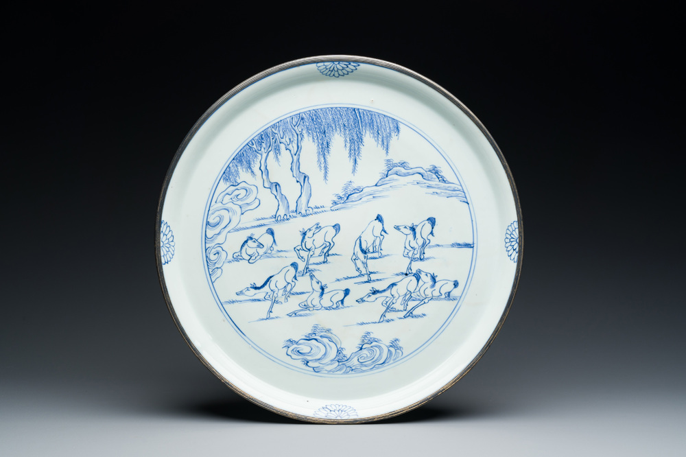 Plat en porcelaine de Chine en bleu et blanc &agrave; d&eacute;cor des 'Huit chevaux de Mu Wang' &agrave; monture en argent, Kangxi/Yongzheng