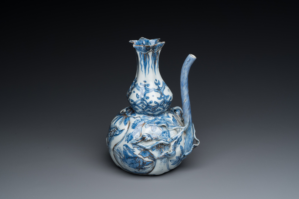 Kendi en porcelaine de Chine en bleu et blanc aux rehauts dor&eacute;s, Chine, Wanli