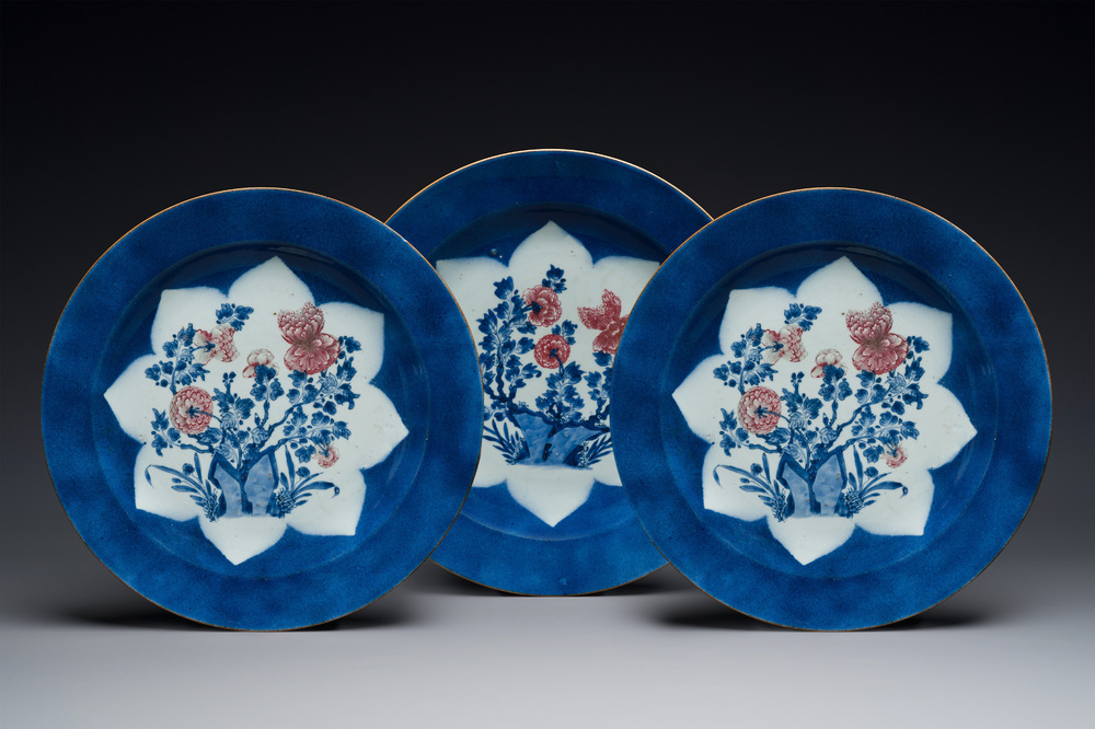 Drie grote Chinese poederblauwe en koperrode schotels met floraal decor, Kangxi