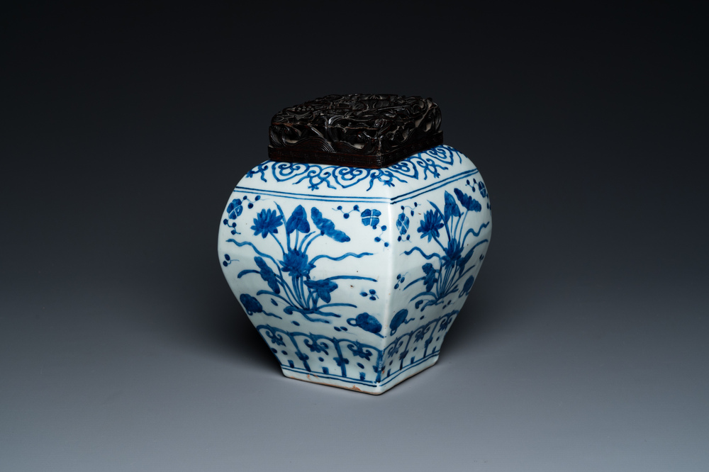 Vase en porcelaine de Chine en bleu et blanc &agrave; d&eacute;cor d'un &eacute;tang &agrave; lotus, marque et probablement &eacute;poque de Jiajing