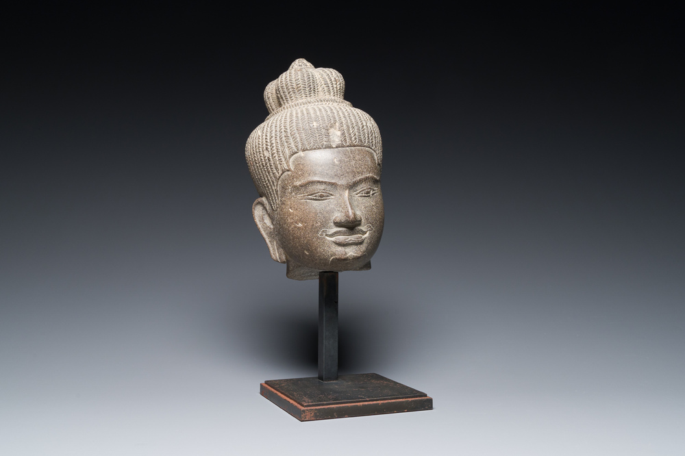 T&ecirc;te d'Uma en gr&egrave;s gris poli, art khmer, style Baphuon, &eacute;poque d'Angkor, le Cambodge, 11&egrave;me