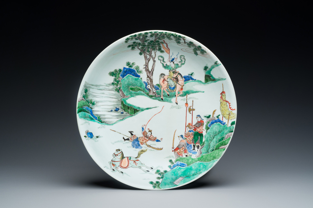 Plat en porcelaine de Chine famille verte &agrave; d&eacute;cor d'un cavalier tombant de son cheval, marque de Chenghua, Kangxi
