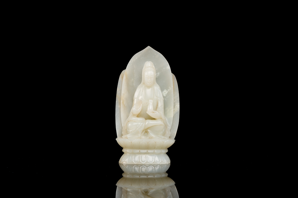 Guanyin sur tr&ocirc;ne de lotus en jade blanc sculpt&eacute;, Chine, Qing