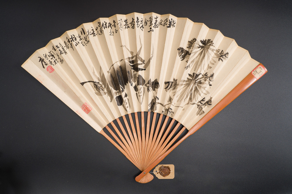 Wang Renshou 汪仁壽 (1875-1936): Eventail &agrave; d&eacute;cor d'un crabe, de chrysanth&egrave;mes et de calligraphie, encre sur papier avec bambou, dat&eacute; 1932