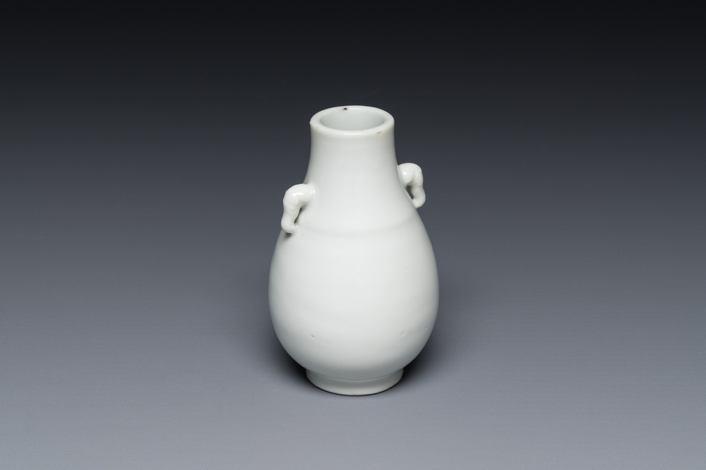 Petit vase de forme 'hu' en porcelaine blanc de Chine de Dehua aux anses en forme d'&eacute;l&eacute;phants, 18&egrave;me