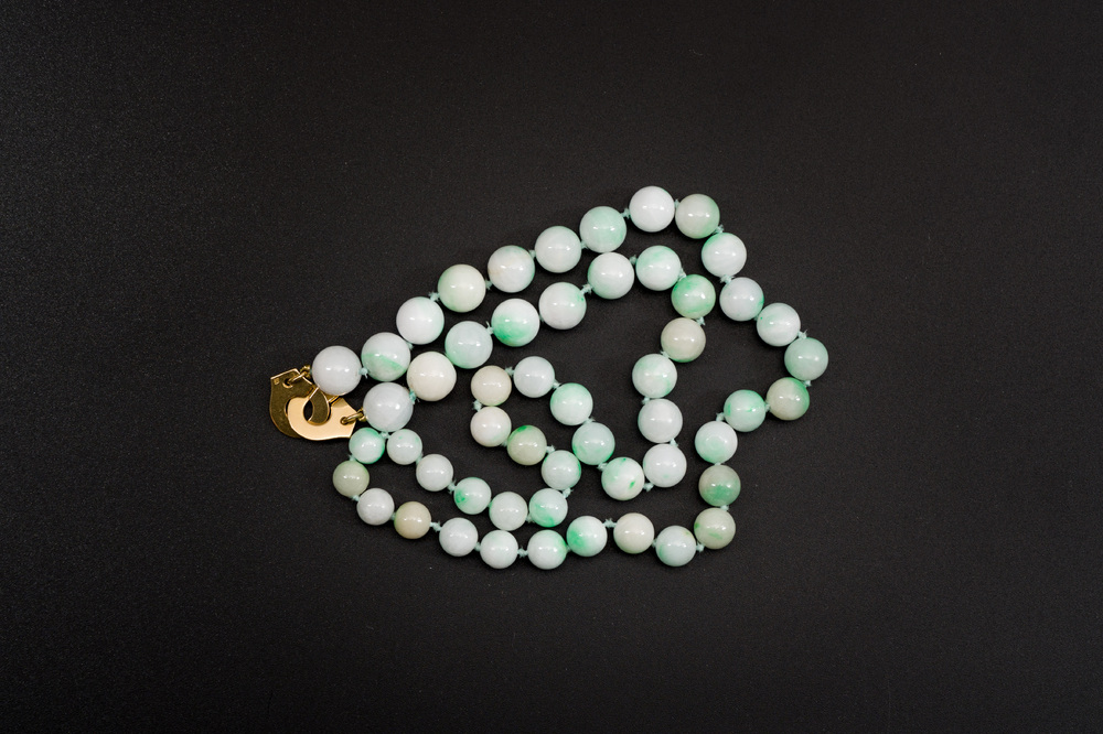 Collier en perles de jad&eacute;ite &agrave; serrure en or 18k, sign&eacute; Dinh Van, 2&egrave;me moiti&eacute; du 20&egrave;me