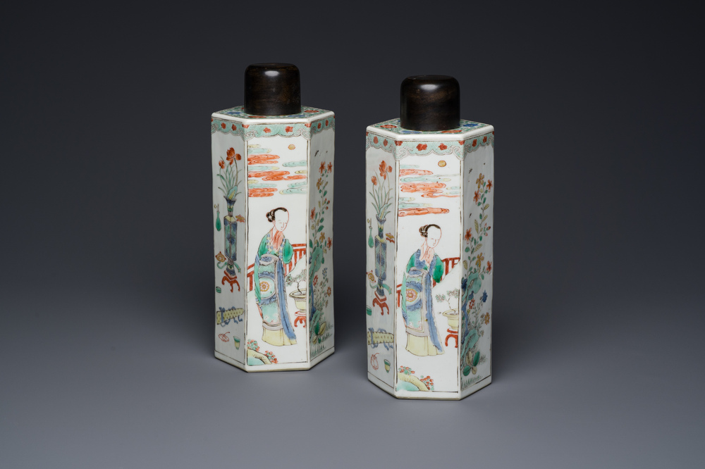 Paire de flacons de forme hexagonale en porcelaine de Chine famille verte, Kangxi