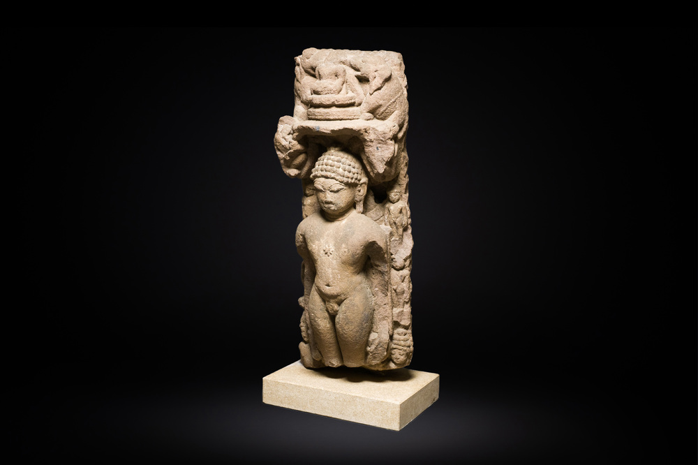 St&egrave;le figurant Jain Thirtankara Parshvanatha debout en gr&egrave;s rouge, Inde, &eacute;poque Pala, 11&egrave;me si&egrave;cle