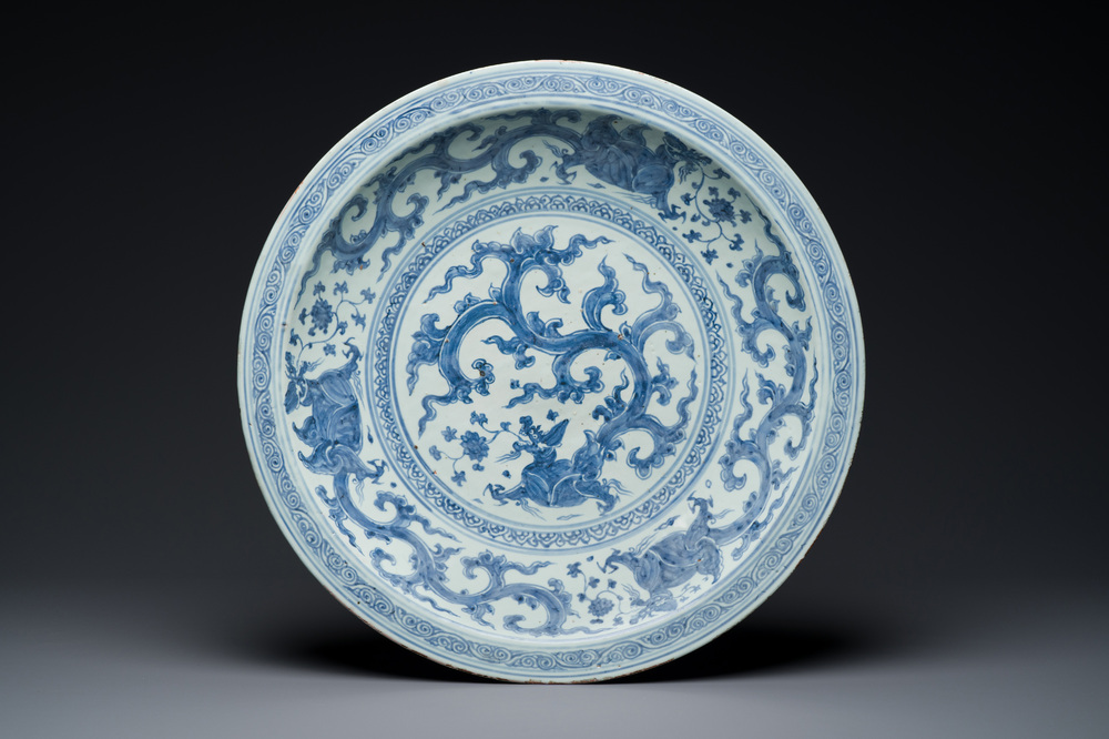 Een uitzonderlijk grote Chinese blauw-witte 'draken' schotel, Ming, 2e helft 15e eeuw