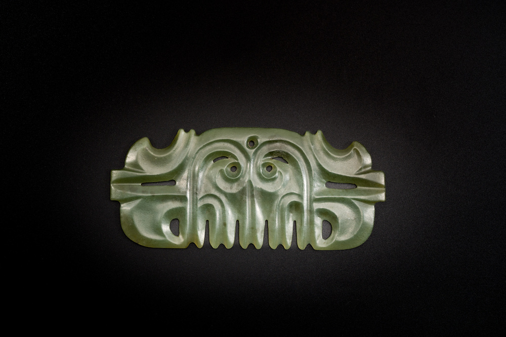 Pendentif en jade vert &eacute;pinard de style Hongshan, Chine, Qing