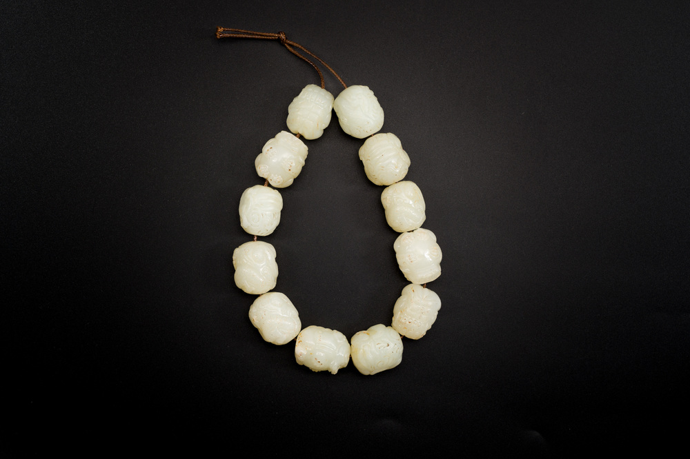 Bracelet au perles en jade blanc sculpt&eacute; en forme de lions bouddhistes, Chine, Qing
