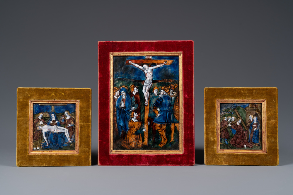 Drie plaquettes met sc&egrave;nes uit de kruisweg in Limoges email, Frankrijk, 16/17e eeuw