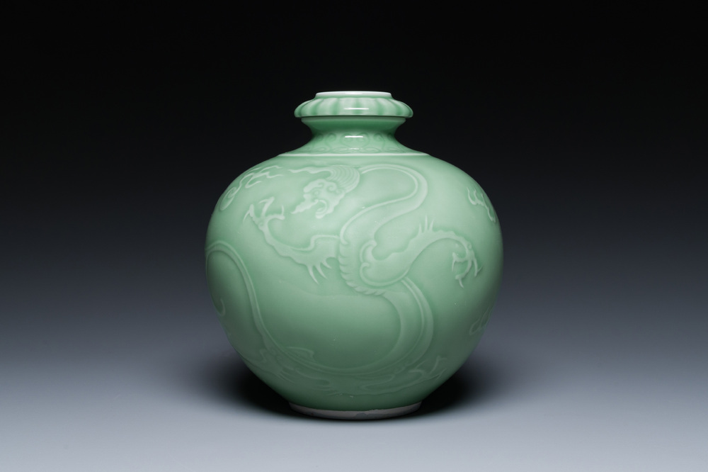 Een Chinese monochrome celadon-geglazuurde 'draken' vaas, 19e eeuw