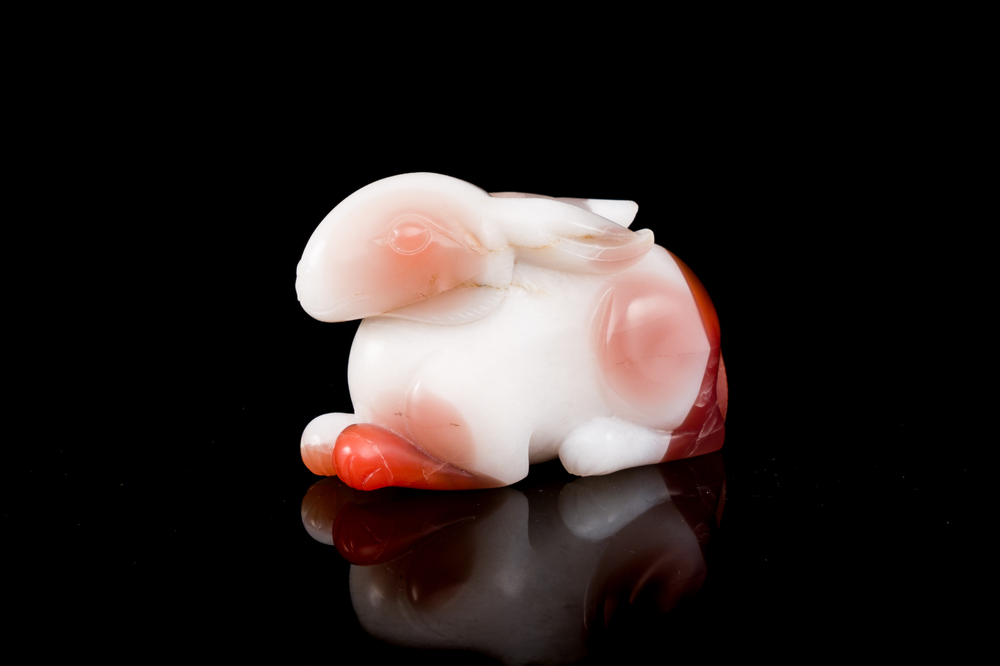 Een Chinese agaten sculptuur van een konijn, Qing