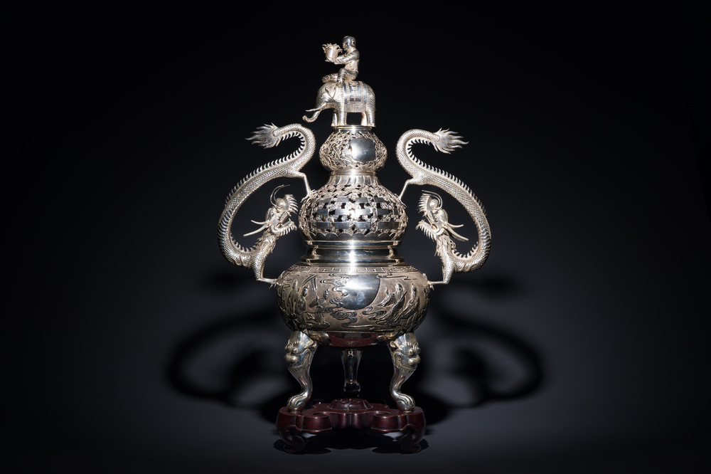 Grand br&ucirc;le-parfum tripod en argent, marque Shanghai Xinfengxiang 上海新鳳祥, Chine, dat&eacute; 1925