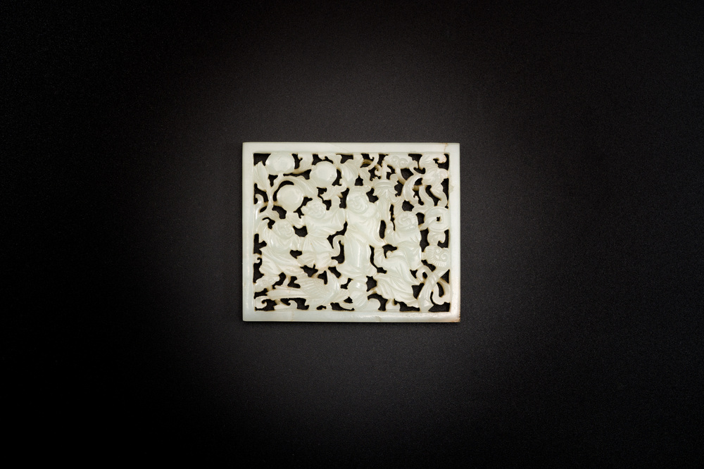 Plaque ajour&eacute;e en jade c&eacute;ladon p&acirc;le &agrave; d&eacute;cor de cinq gar&ccedil;ons jouant, Chine, Ming