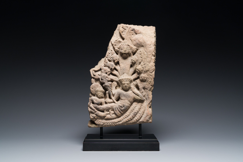 Een fijn Khmer zandstenen reli&euml;f met 'De geboorte van Brahma', Angkor periode, Cambodja, 11e eeuw