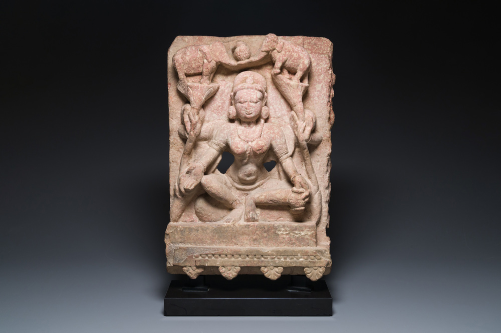 St&egrave;le de Lakshmi en gr&egrave;s rouge, Inde, probablement Rajasthan, 12&egrave;me