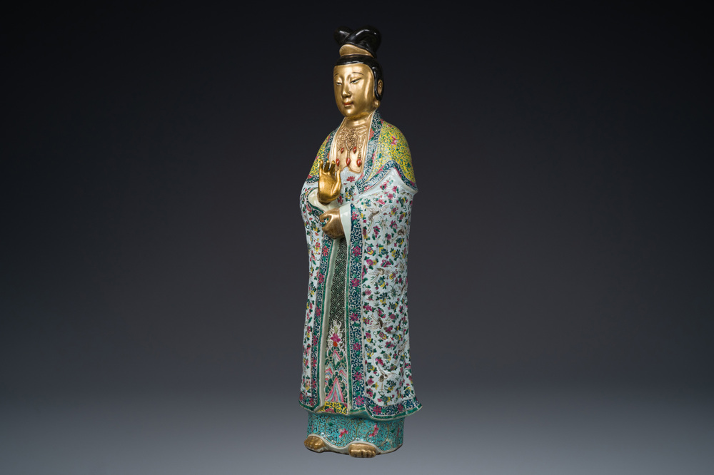 Importante sculpture de Guanyin en porcelaine de Chine famille rose, marque en creux Li Fu Xing Hao 李福興號, 19&egrave;me