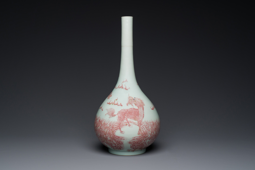 Vase de forme bouteille en porcelaine de Chine &agrave; d&eacute;cor de qilins en rouge de cuivre, Qianlong