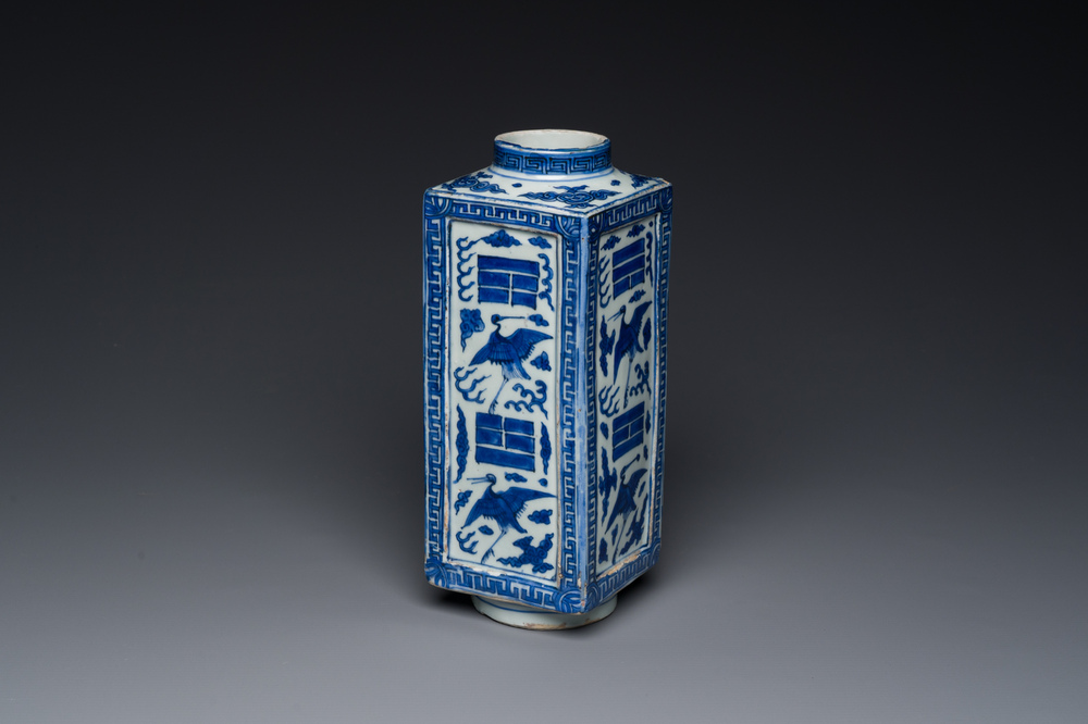 Vase de forme 'cong' en porcelaine de Chine en bleu et blanc &agrave; d&eacute;cor de grues et de trigrammes, Jiajing/Wanli
