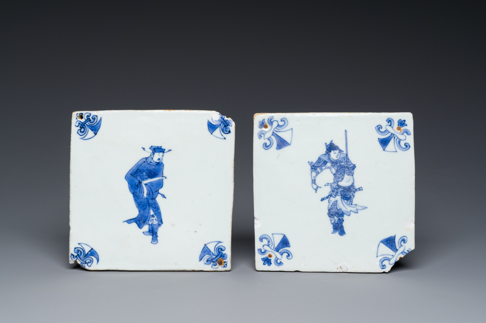 Deux carreaux en porcelaine de Chine en bleu et blanc &agrave; d&eacute;cor d'un lettr&eacute; et d'un gardien, &eacute;poque Transition