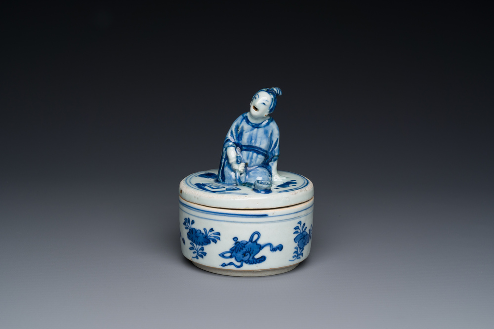 Een Chinese blauw-witte ko-sometsuke wierookbrander voor de Japanse markt met een pijproker op het deksel, Transitie periode