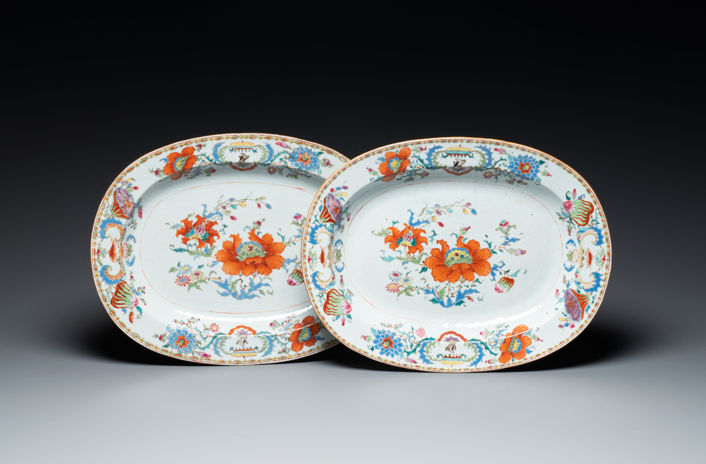 Paire de plats de forme ovale en porcelaine de Chine famille rose &agrave; d&eacute;cor 'Pompadour', Qianlong, vers 1745