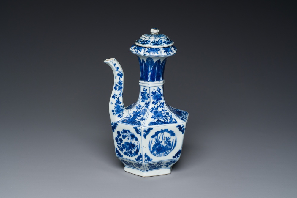Kendi de forme hexagonale et son couvercle en porcelaine de Chine en bleu et blanc, Kangxi