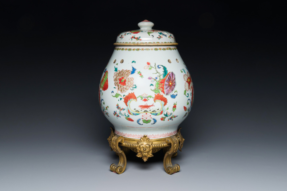 Pot-pourri et son couvercle en porcelaine de Chine famille rose &agrave; d&eacute;cor 'Pompadour' sur socle en bronze dor&eacute;, Qianlong, vers 1745
