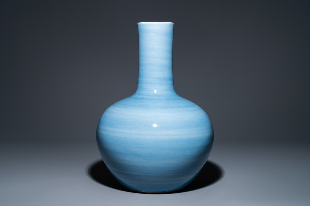 Grand vase de forme bouteille en porcelaine de Chine en claire de lune monochrome, 19&egrave;me
