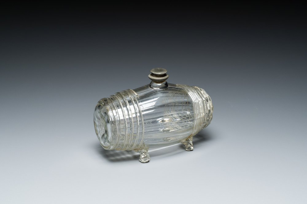 Bouteille en forme de tonnelet en verre &agrave; bouchon &agrave; vis en &eacute;tain, Allemagne, 17/18&egrave;me