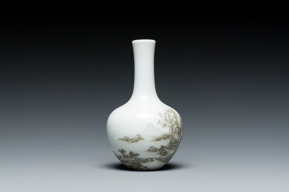 Vase de forme bouteille en porcelaine de Chine &agrave; d&eacute;cor d'un paysage en grisaille, marque de Qianlong, 20&egrave;me