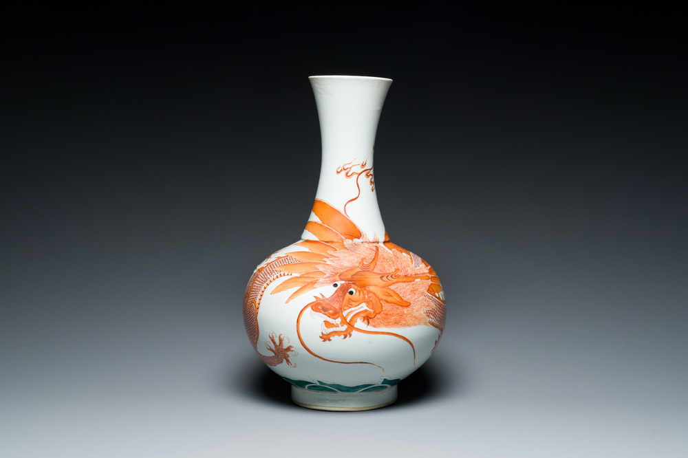 Vase de forme bouteille en porcelaine de Chine &agrave; d&eacute;cor d'un dragon en rouge de fer, 19&egrave;me