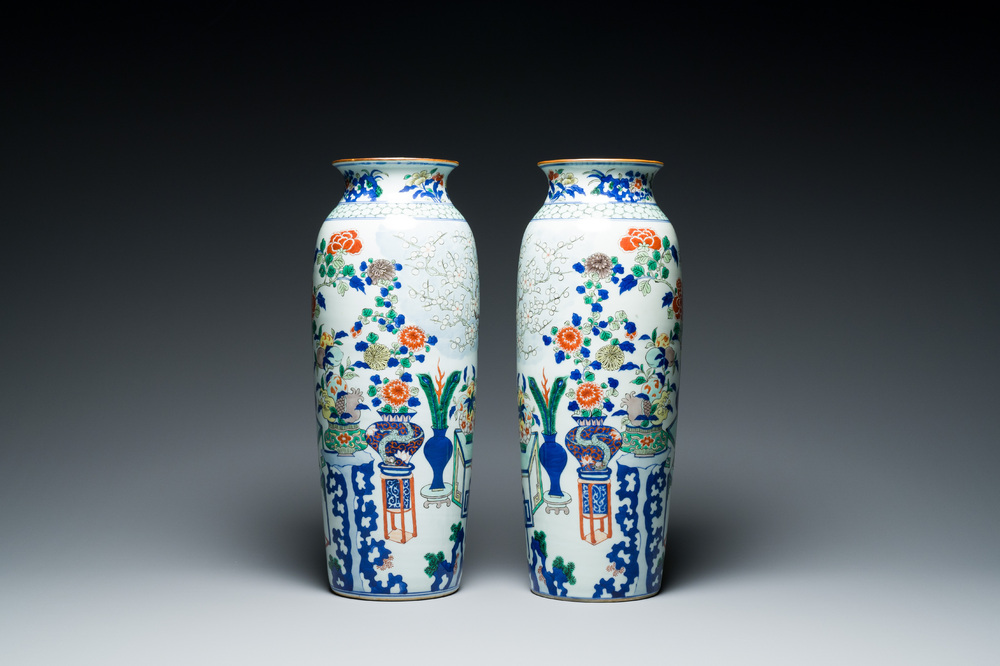 Een paar Chinese wucai rouleau vazen, 19/20e eeuw