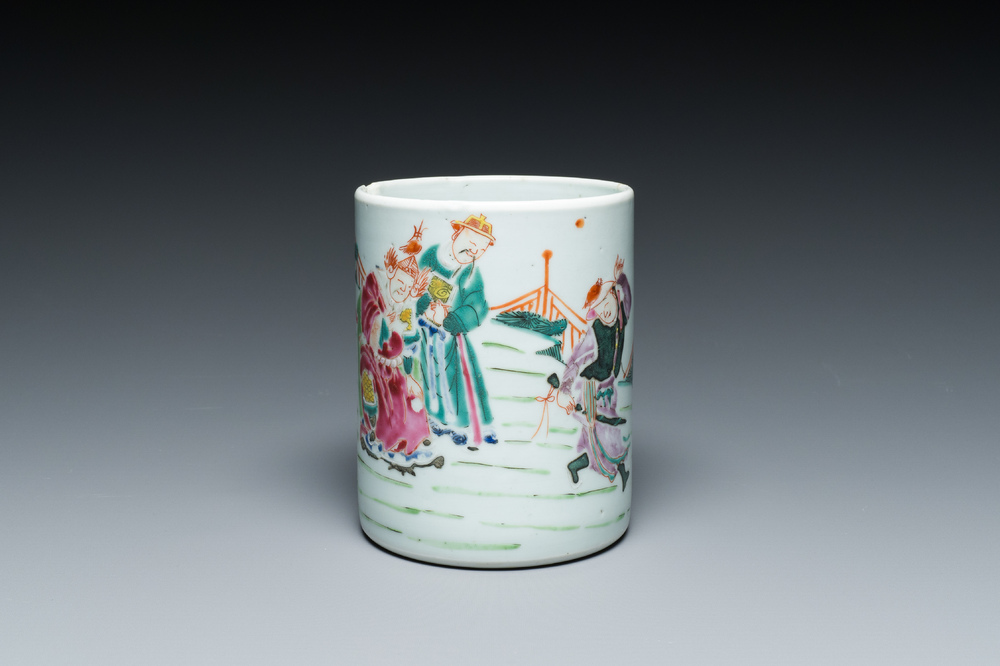 Een Chinese famille rose penselenbeker, 'bitong', Yongzheng