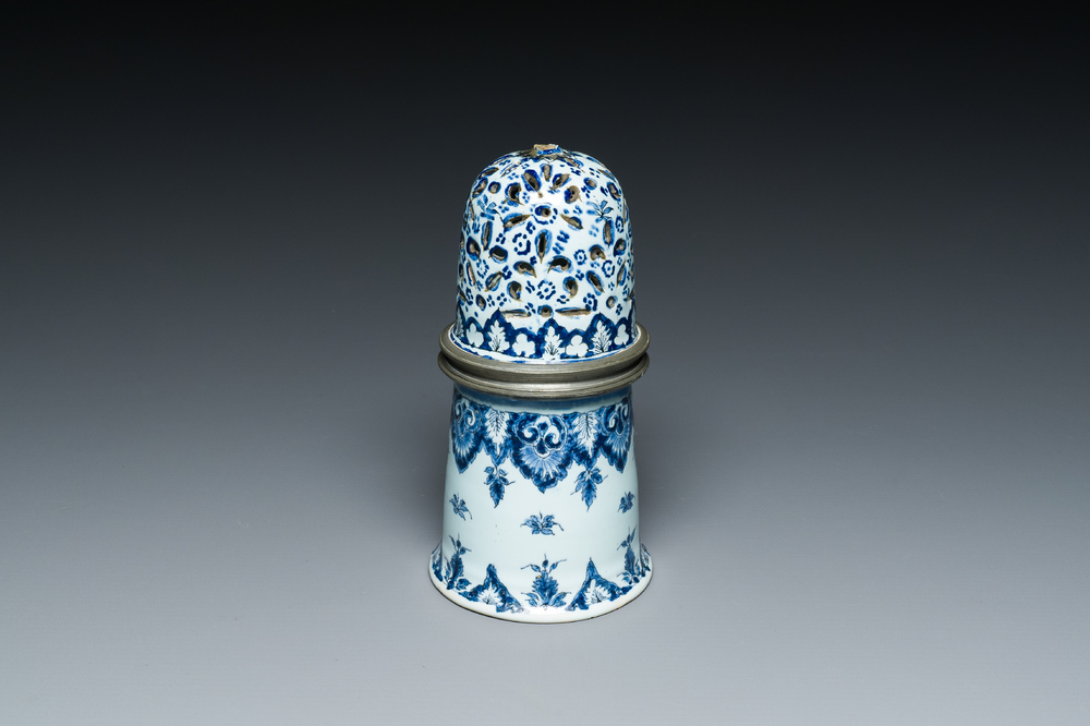 Een strooier in blauw-wit Frans aardewerk met tin gemonteerd, Rouen, 18e eeuw