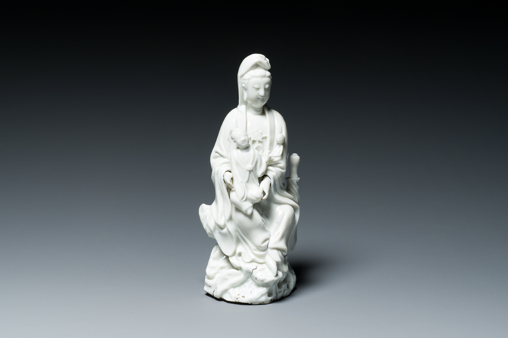 Guanyin &agrave; l'enfant en porcelaine blanc de Chine de Dehua, Kangxi/Qianlong